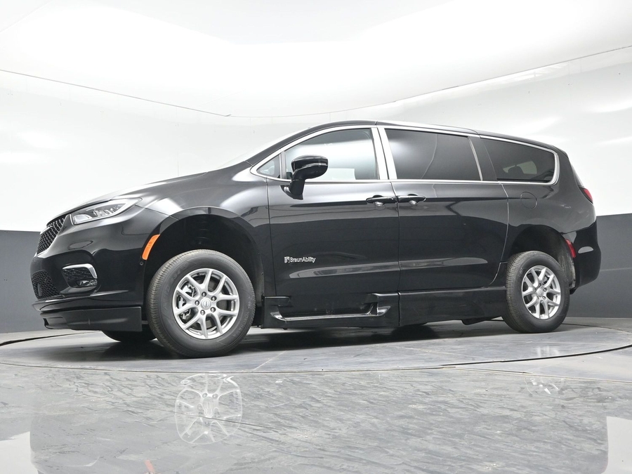 Black Chrysler Pacifica image number 16