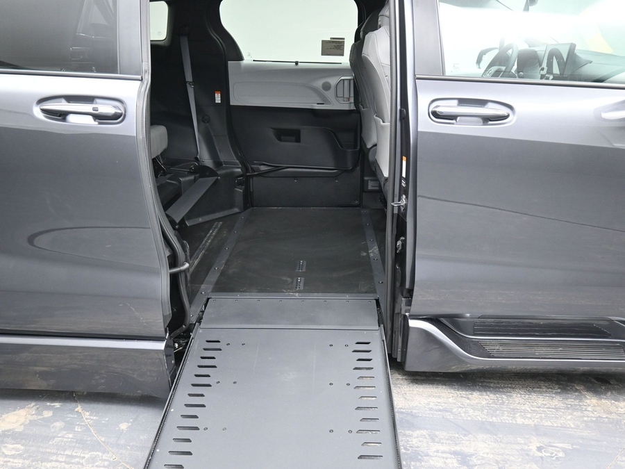 New 2025 Toyota Sienna Hybrid XLE Plus - BraunAbility Side Entry Entry In Floor Automatic Ramp