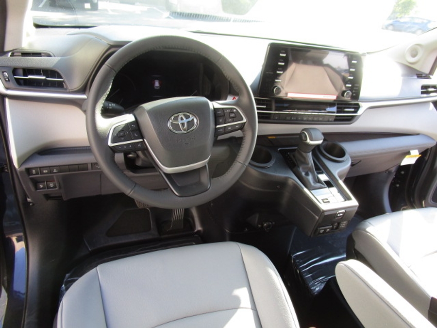 New 2025 Toyota Sienna Hybrid XLE Plus - BraunAbility Side Entry Entry In Floor Automatic Ramp