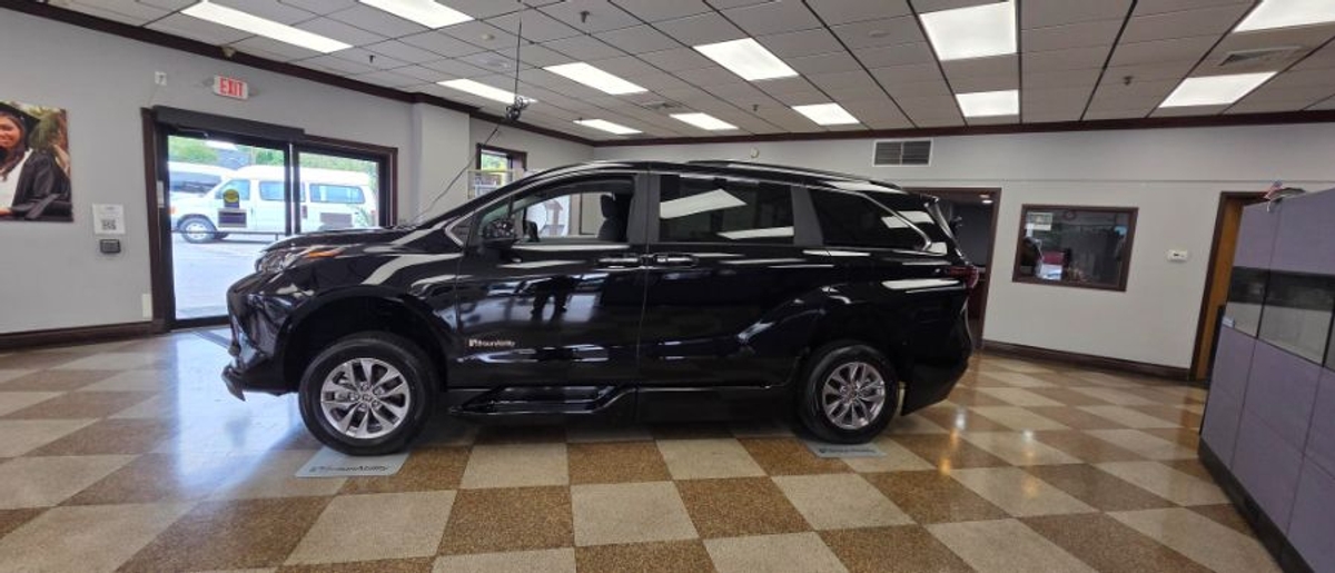 2025 TOYOTA SIENNA - Image 3