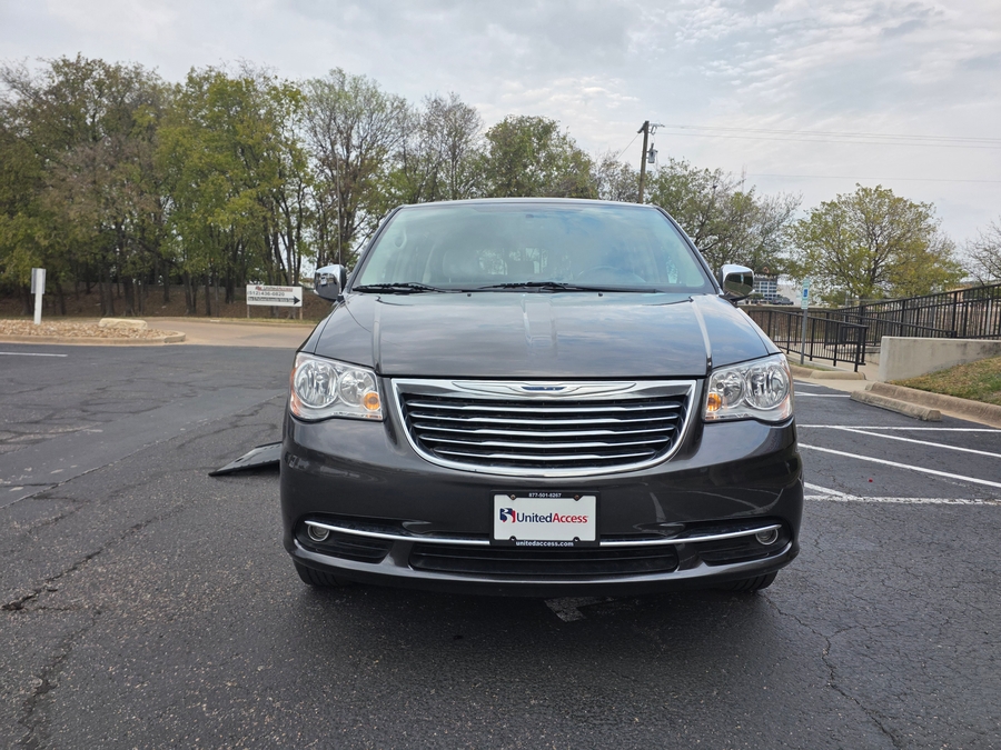 Used 2016 Chrysler Town and Country Touring-L - BraunAbility Side Entry Entry In Floor Automatic Ramp