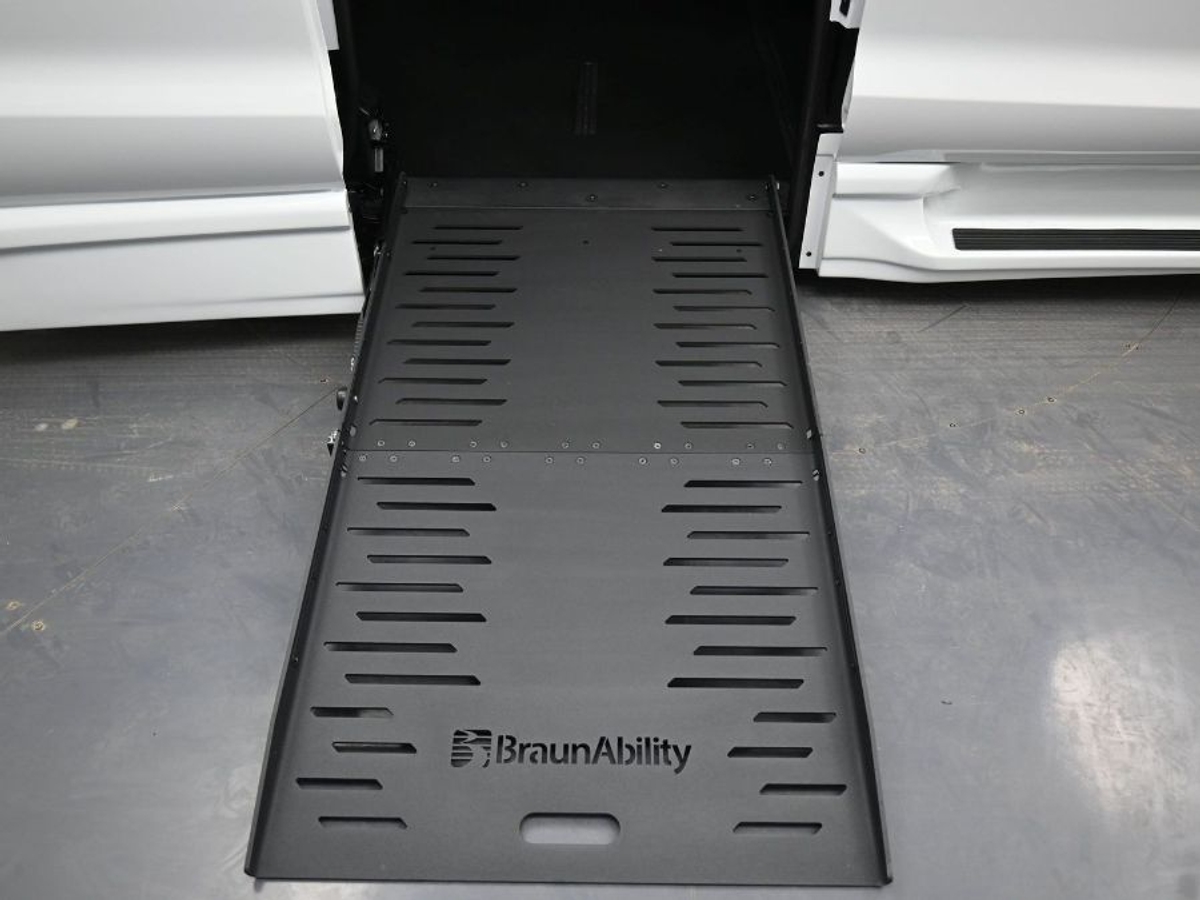 White Chrysler Pacifica image number 10