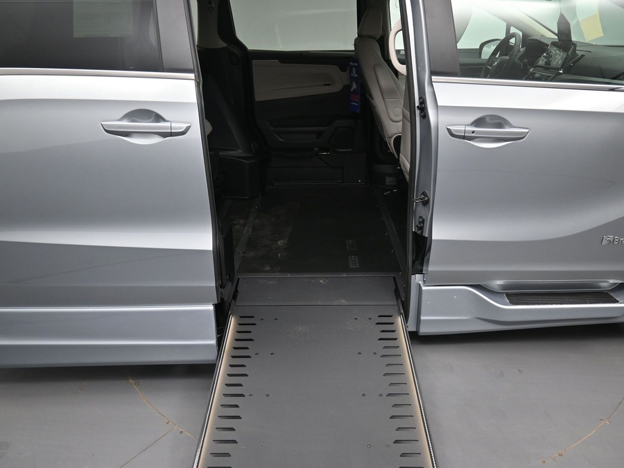 Silver Honda Odyssey image number 10