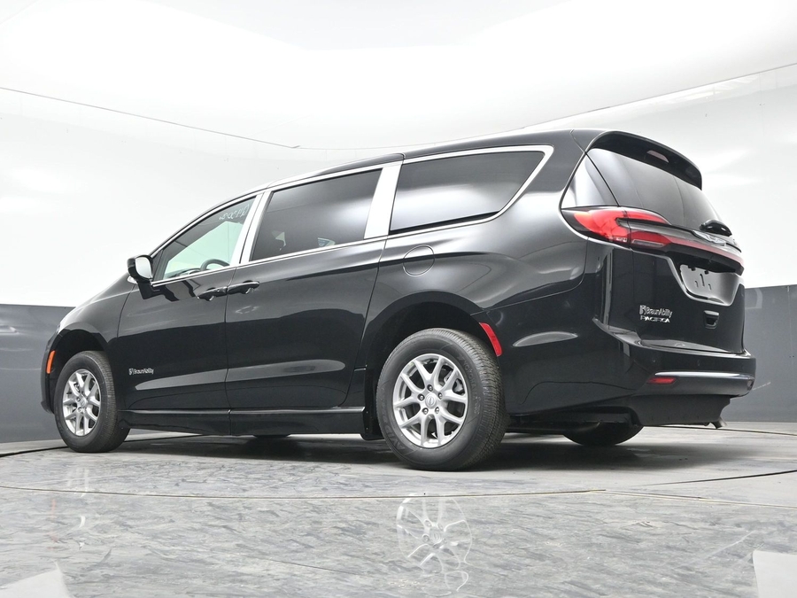 Black Chrysler Pacifica image number 21