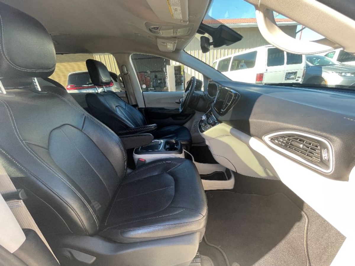 Black Chrysler Pacifica image number 7