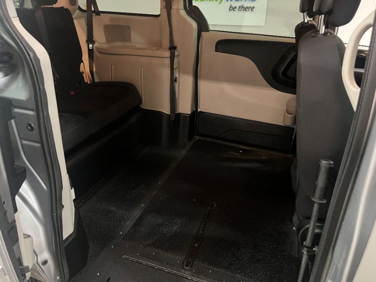 Silver Dodge Grand Caravan image number 15