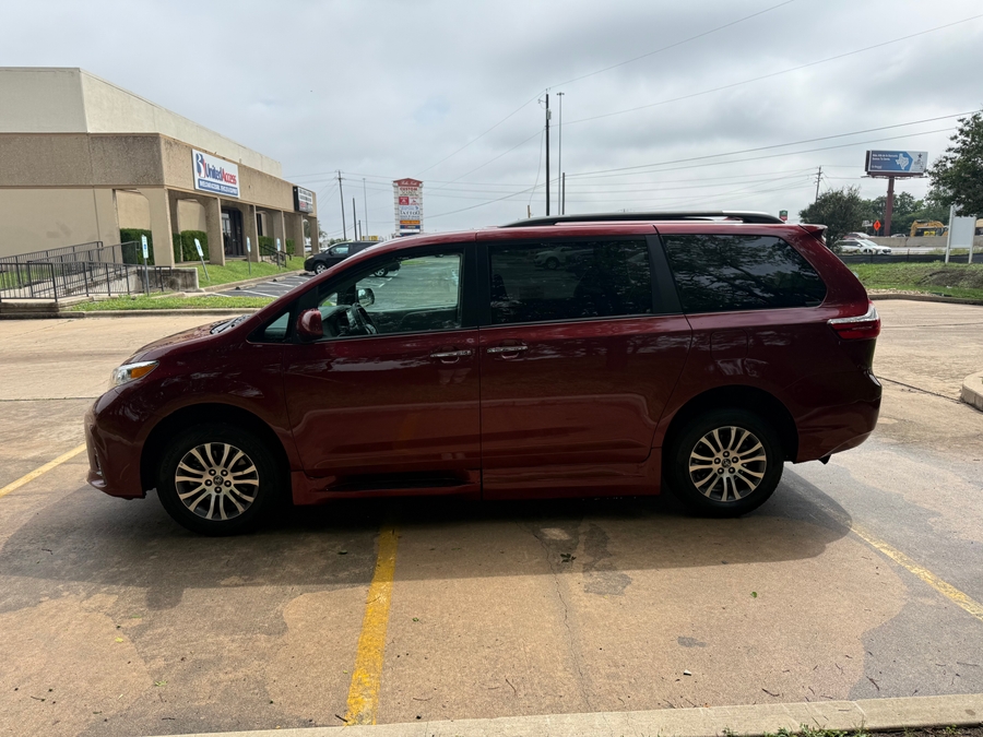 Used 2018 Toyota Sienna XLE - BraunAbility Side Entry Entry Fold Out Automatic Ramp