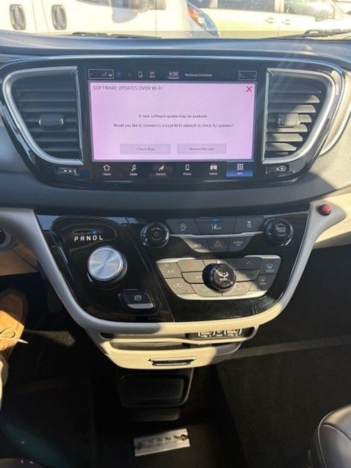 White Chrysler Pacifica image number 16
