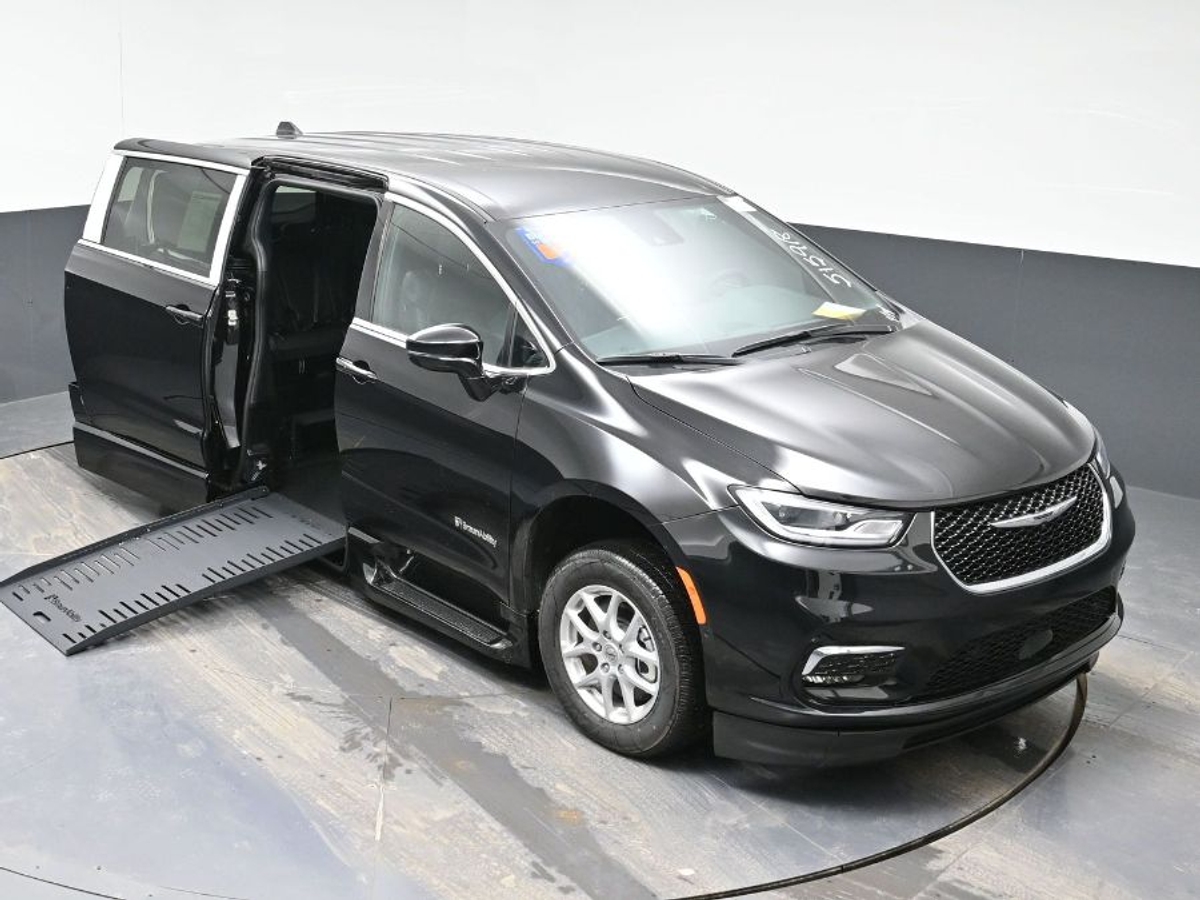 Black Chrysler Pacifica image number 22