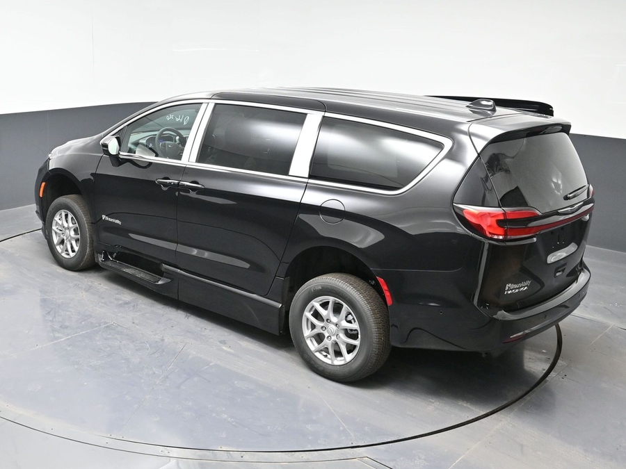 Black Chrysler Pacifica image number 24