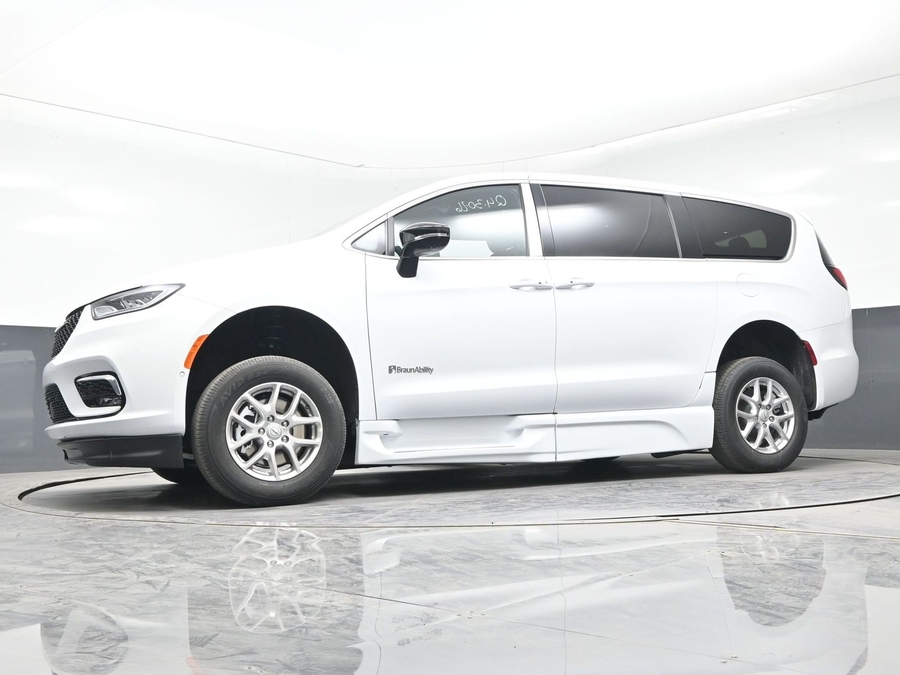White Chrysler Pacifica image number 20