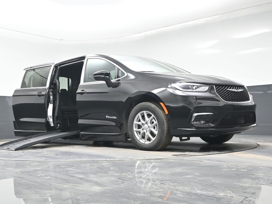 Black Chrysler Pacifica image number 18