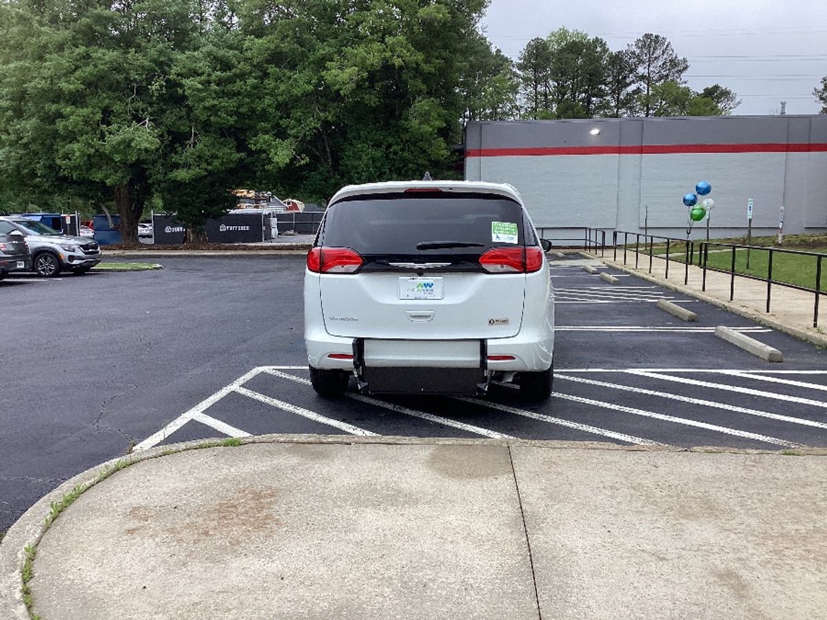 White Chrysler Voyager image number 4