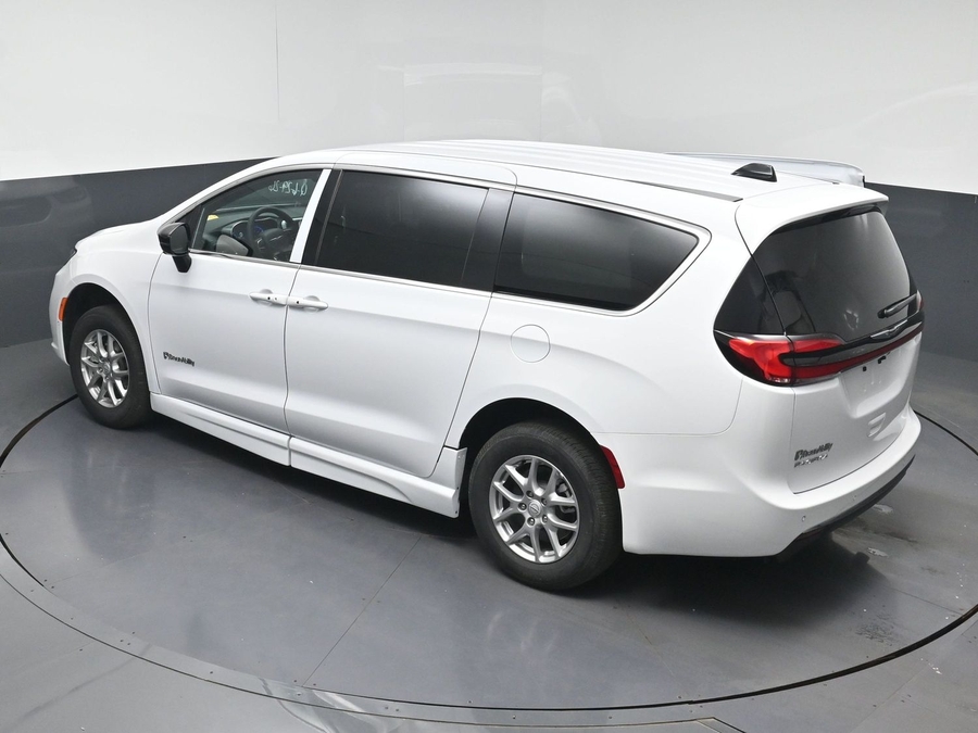 White Chrysler Pacifica image number 22