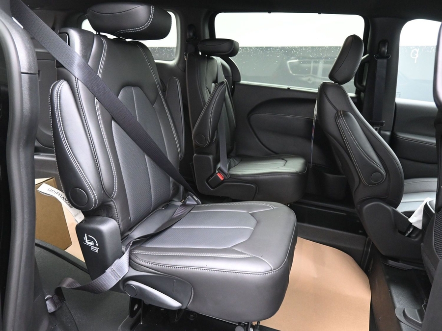 Black Chrysler Voyager image number 12