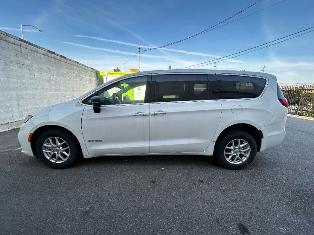 2024 CHRYSLER PACIFICA - Image 5