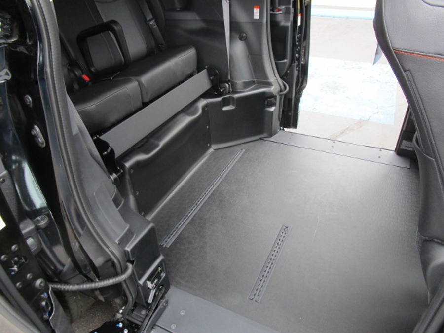 New 2025 Toyota Sienna Hybrid XSE Sport - BraunAbility Side Entry Entry In Floor Automatic Ramp