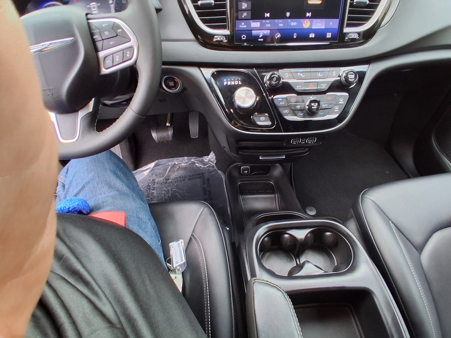 Black Chrysler Pacifica image number 22
