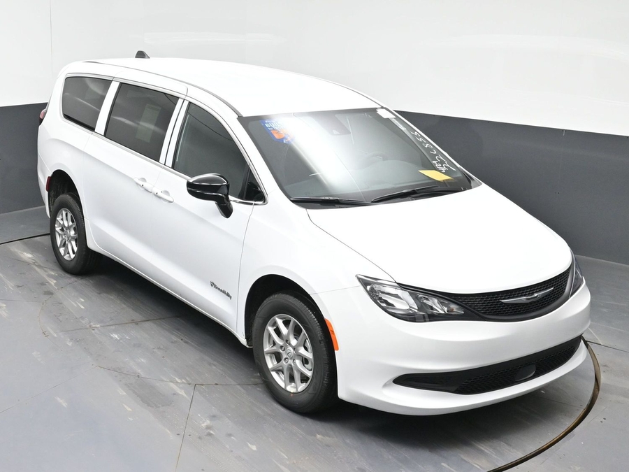 White Chrysler Voyager image number 21
