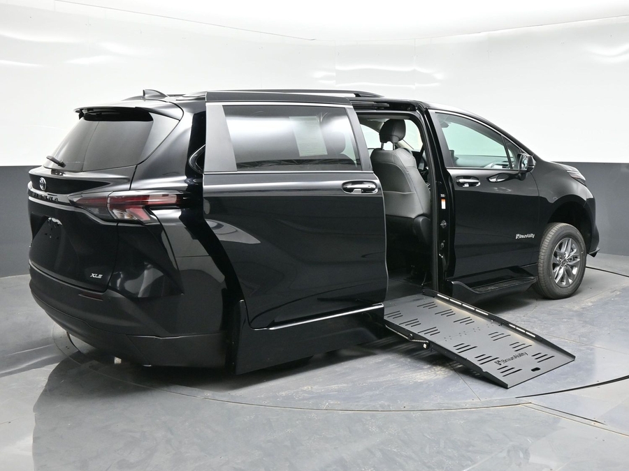 New 2026 Toyota Sienna Hybrid XLE Base - BraunAbility Side Entry Entry Fold Out Automatic Ramp