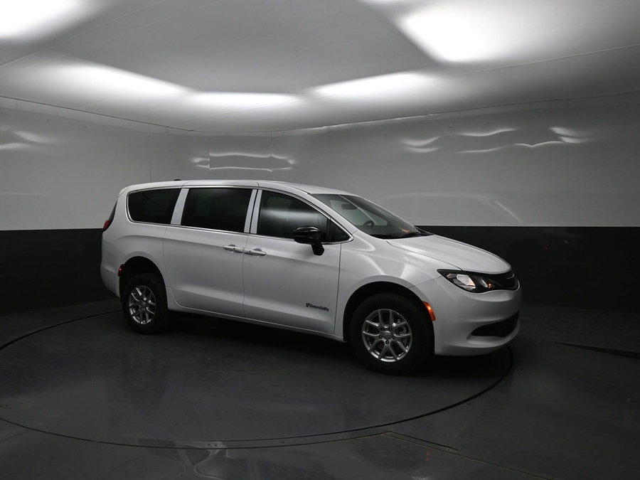 White Chrysler Voyager image number 16