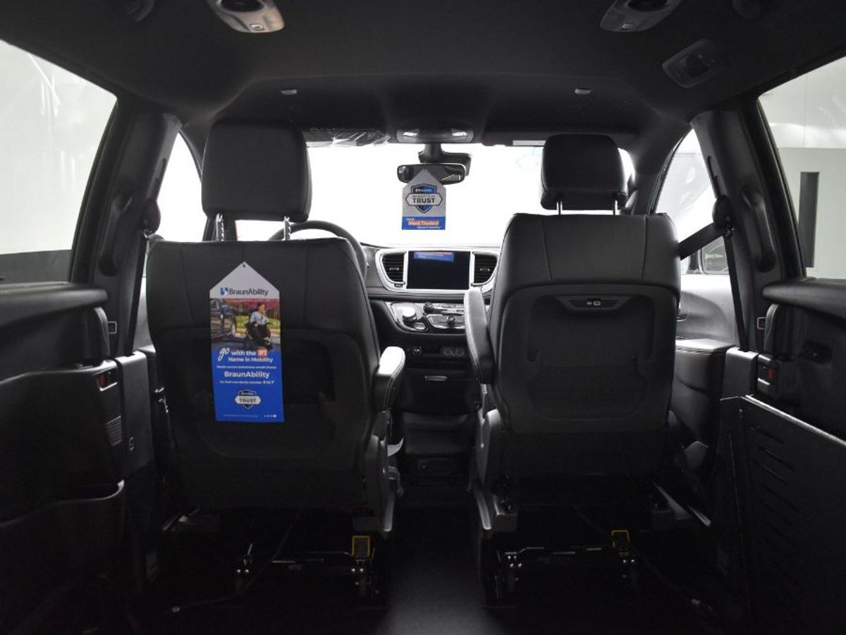 Black Chrysler Pacifica image number 14