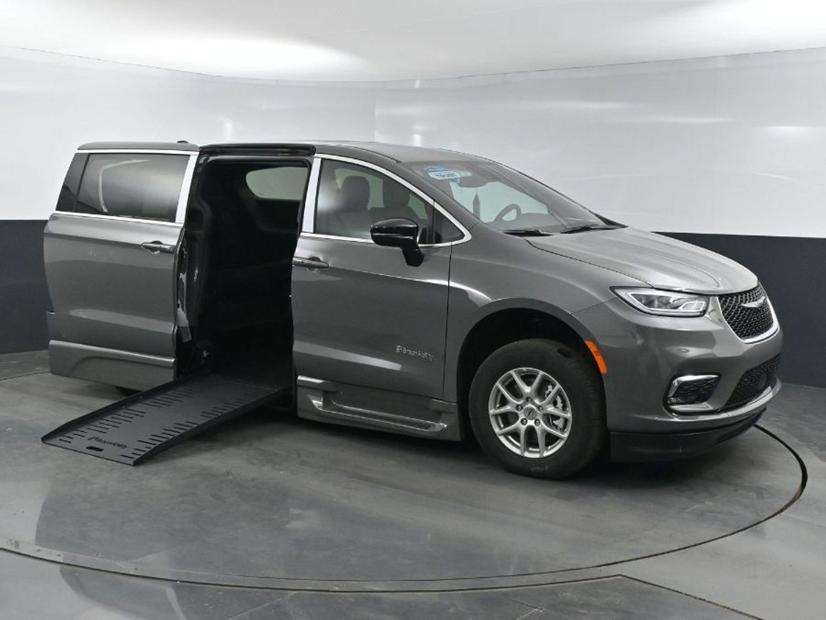 2025 CHRYSLER PACIFICA - Image 1