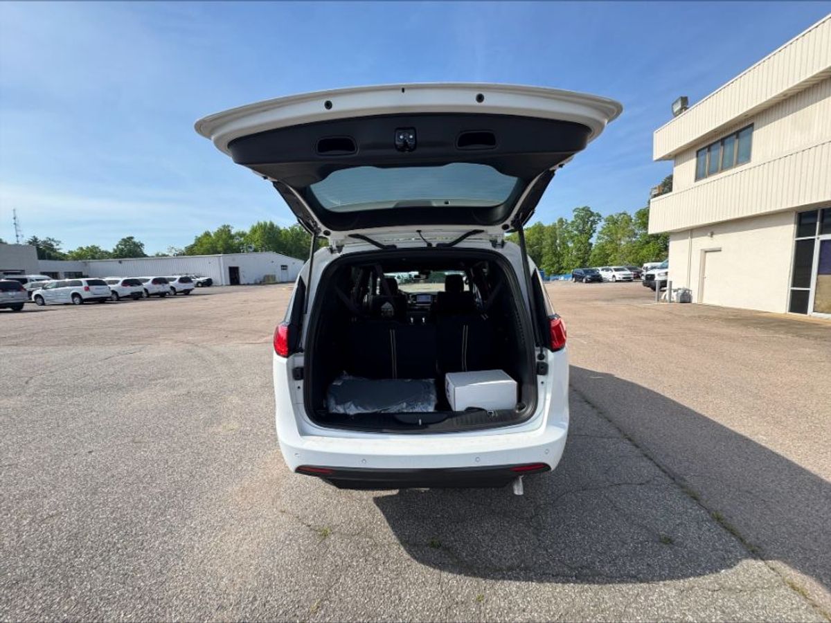 2025 Chrysler Voyager LX photo 3