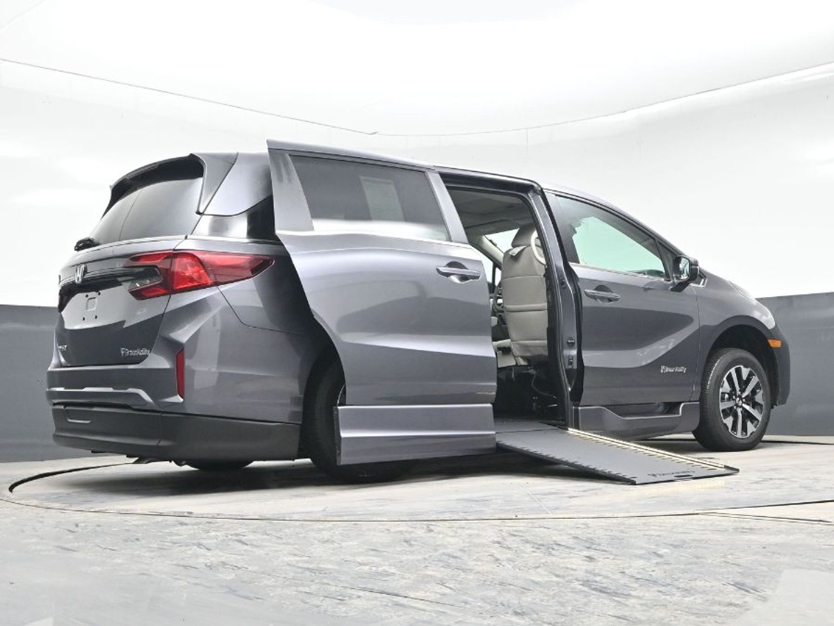 Grey Honda Odyssey image number 20