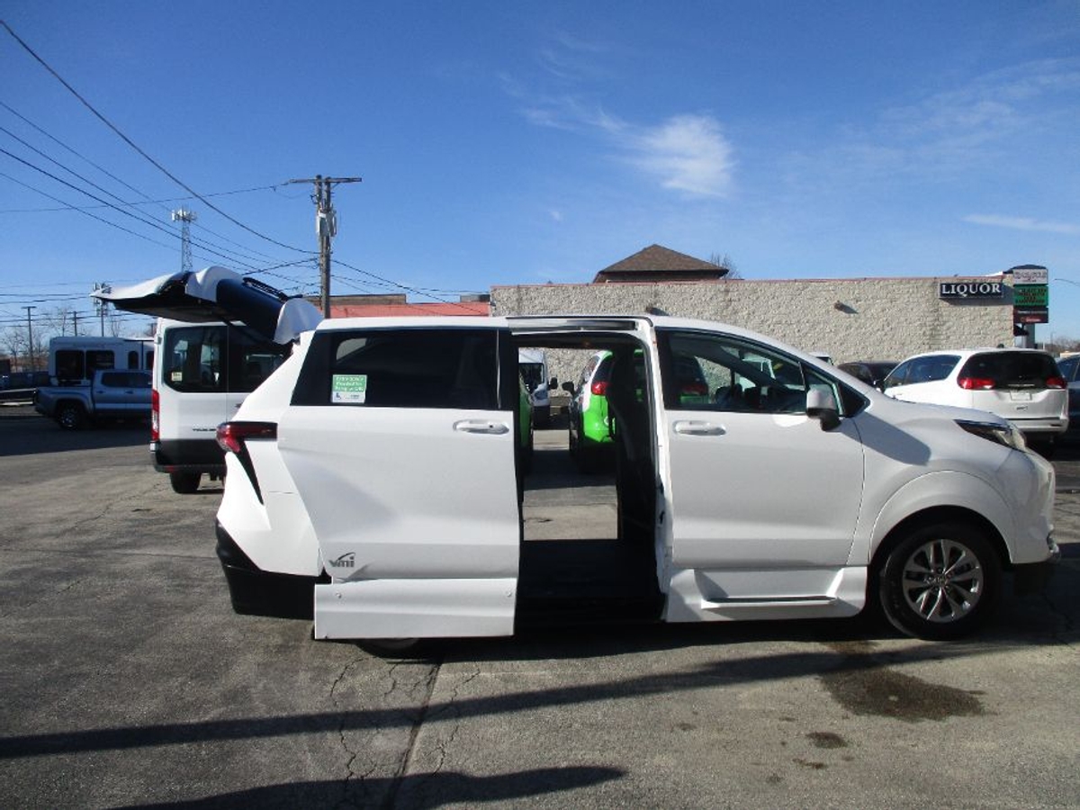 2022 Toyota Sienna LE's photo