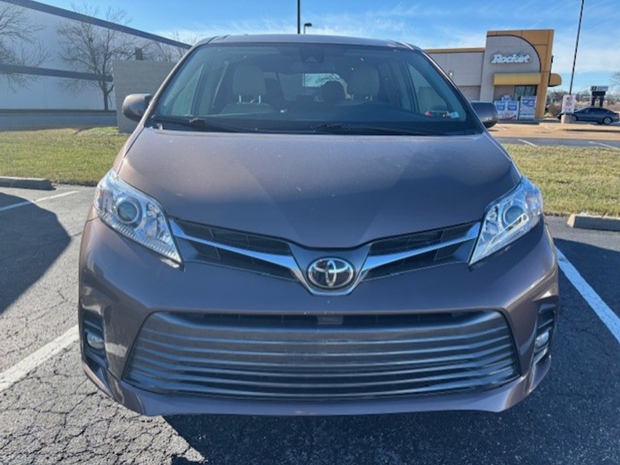 Used 2018 Toyota Sienna XLE Base - BraunAbility Side Entry Entry Fold Out Automatic Ramp