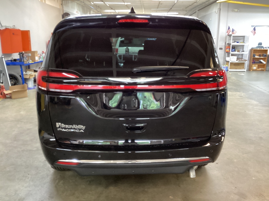Black Chrysler Pacifica image number 1