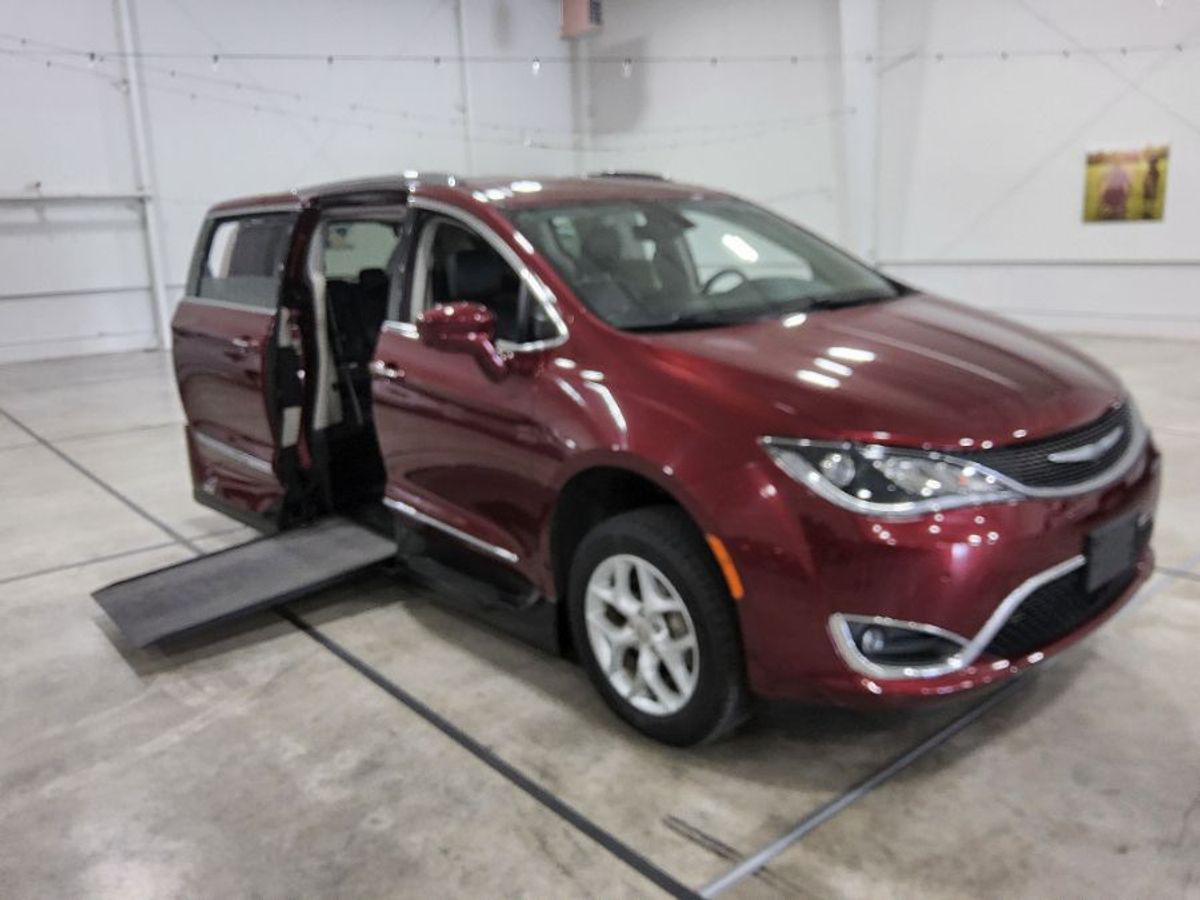 2017 Chrysler Pacifica Touring-L Plus's photo