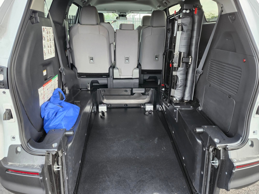 New 2026 Toyota Sienna Hybrid LE W 3RD ROW - BraunAbility Commercial Rear Entry Fold Out Manual Ramp