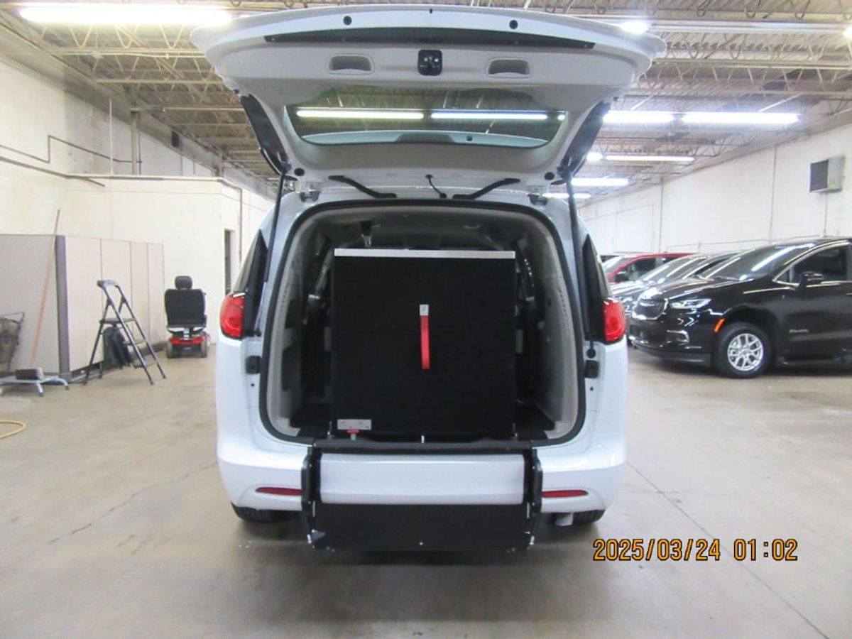 White Chrysler Voyager image number 25