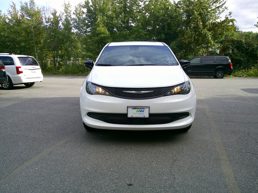 White Chrysler Voyager image number 3