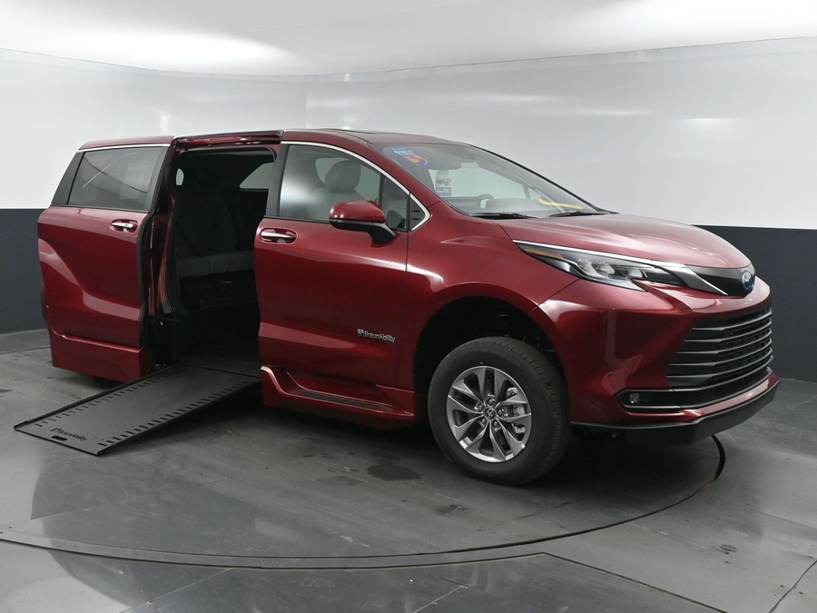 New 2025 Toyota Sienna Hybrid XLE Base - BraunAbility Side Entry Entry In Floor Automatic Ramp