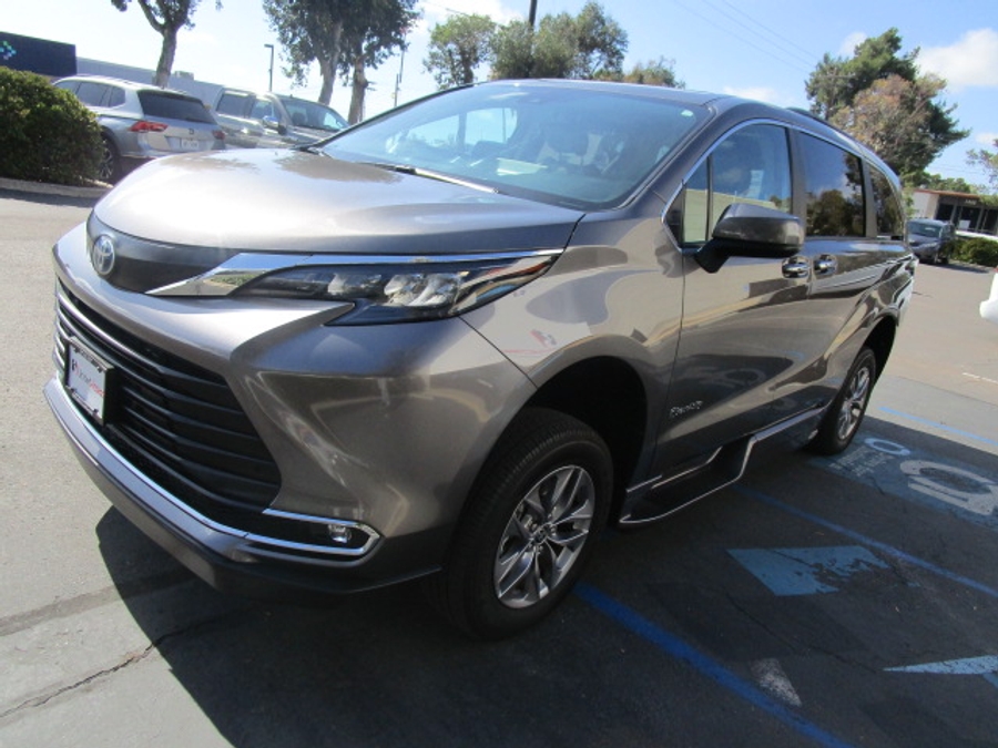 Used 2024 Toyota Sienna Hybrid XLE - BraunAbility Side Entry Entry In Floor Automatic Ramp