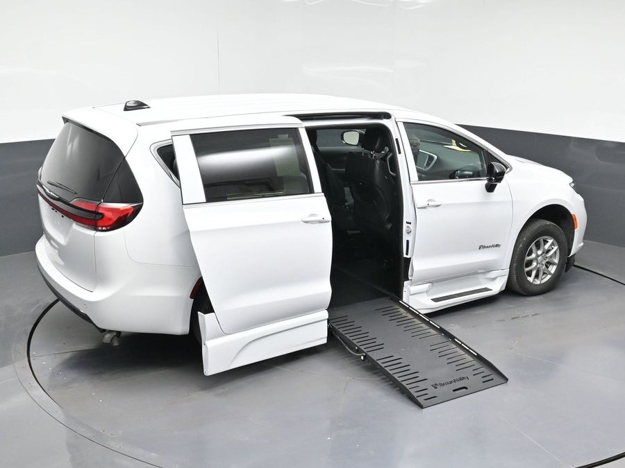 White Chrysler Pacifica image number 22