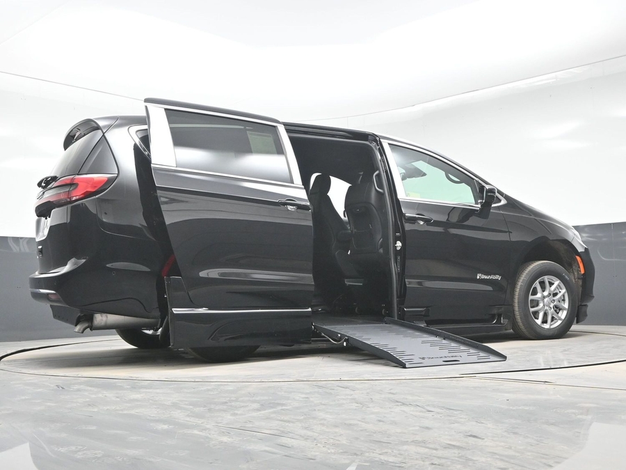 Black Chrysler Pacifica image number 21