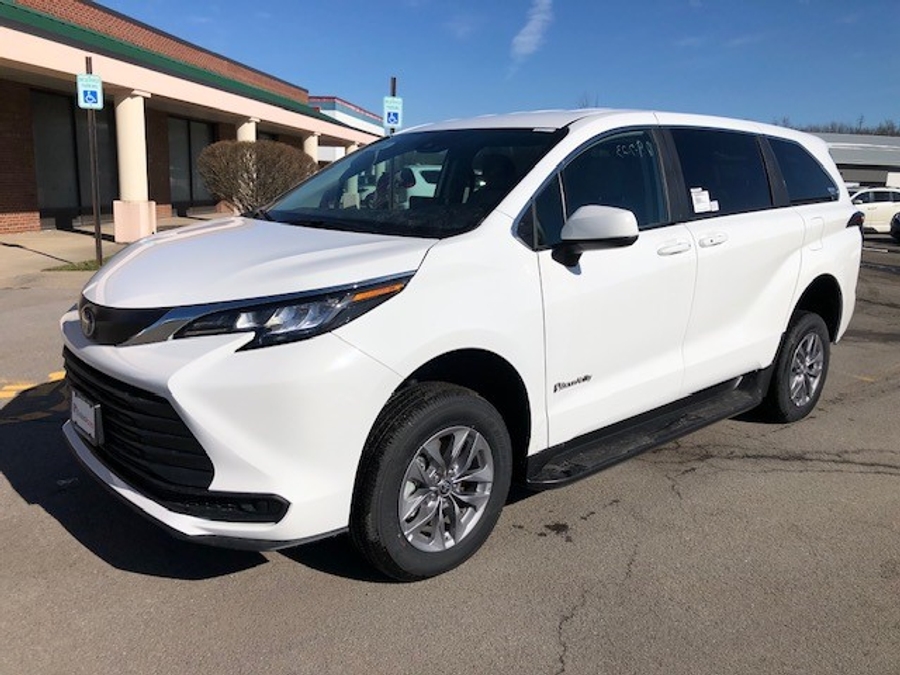 New 2026 Toyota Sienna Hybrid LE - BraunAbility Commercial Rear Entry Fold Out Manual Ramp
