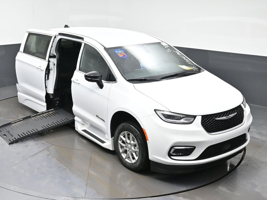 White Chrysler Pacifica image number 19