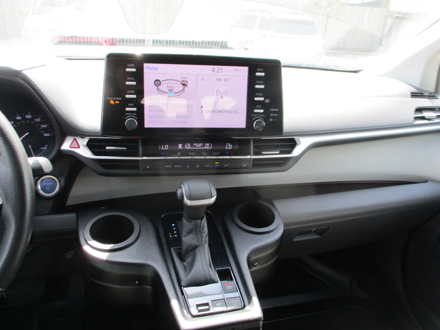 White Toyota Sienna image number 14