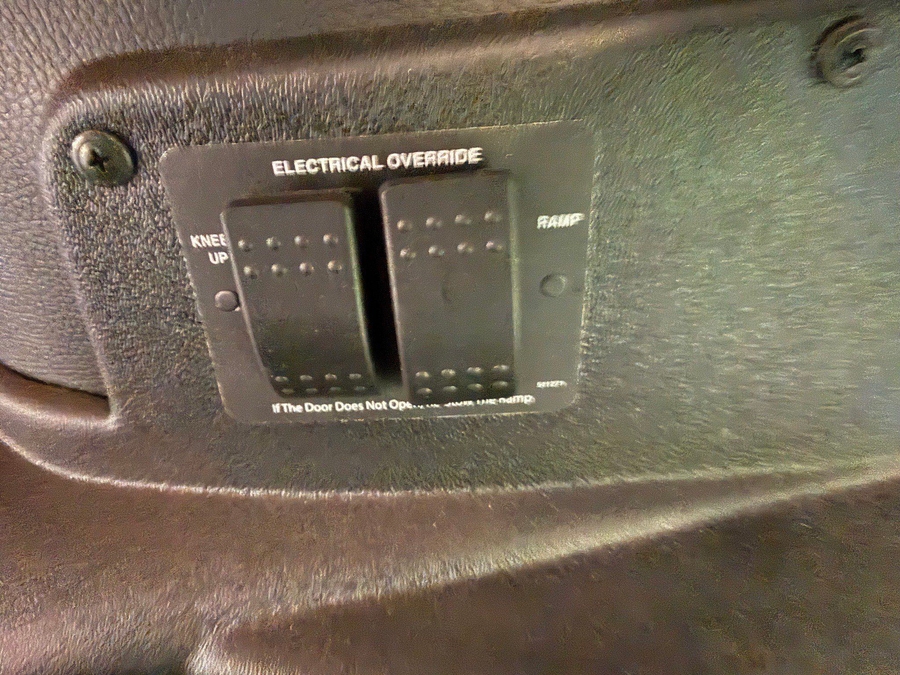 Silver Honda Odyssey image number 21