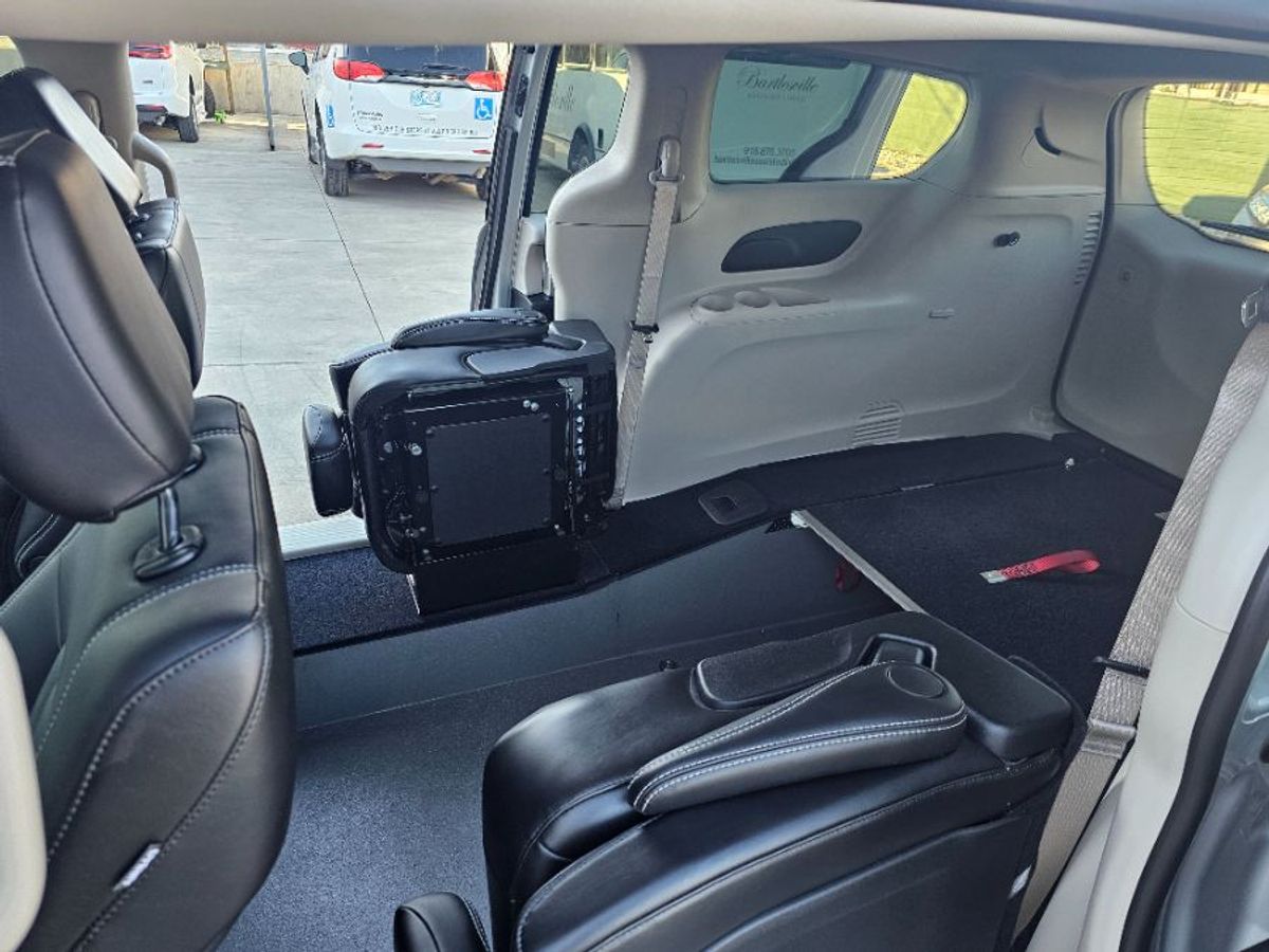 Silver Chrysler Pacifica image number 9