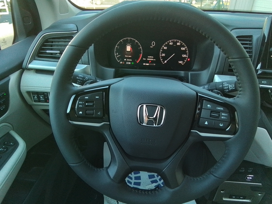 Silver Honda Odyssey image number 34