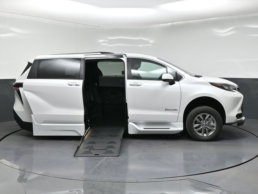 New 2026 Toyota Sienna Hybrid XLE Base - BraunAbility Side Entry Fold Out Automatic Ramp