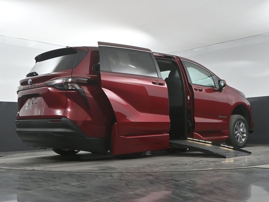 New 2025 Toyota Sienna Hybrid LE - BraunAbility Side Entry Entry Fold Out Automatic Ramp