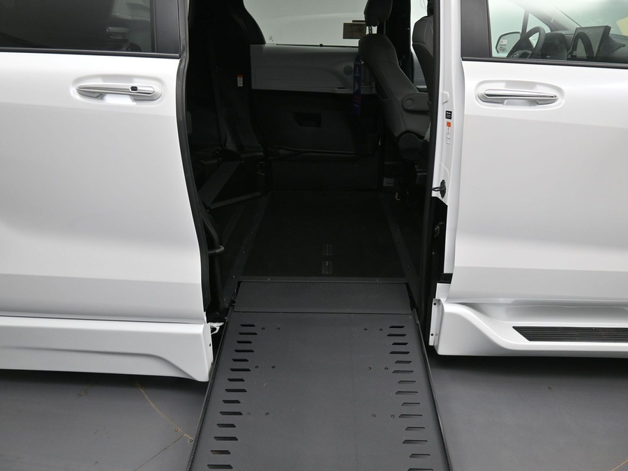 New 2026 Toyota Sienna Hybrid XLE Base - BraunAbility Side Entry Entry In Floor Automatic Ramp