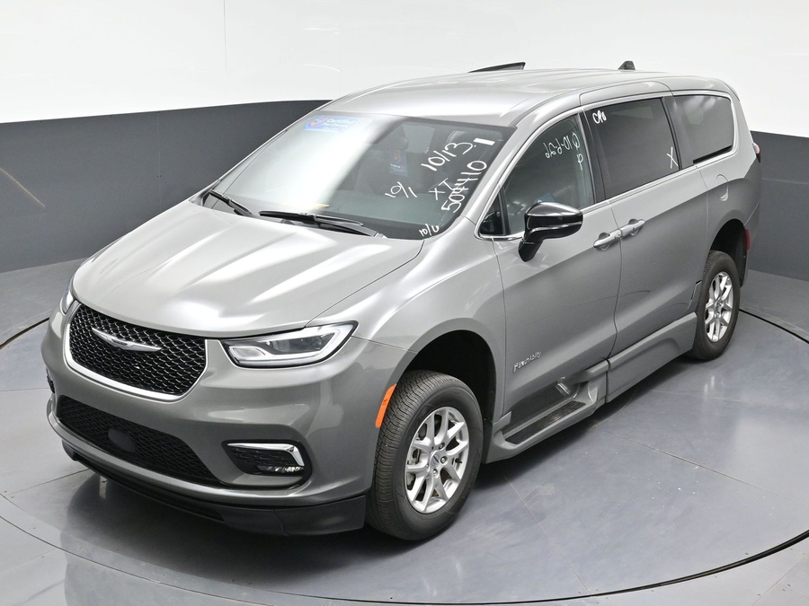 Used 2025 Chrysler Pacifica Select - BraunAbility Side Entry In Floor Automatic Ramp